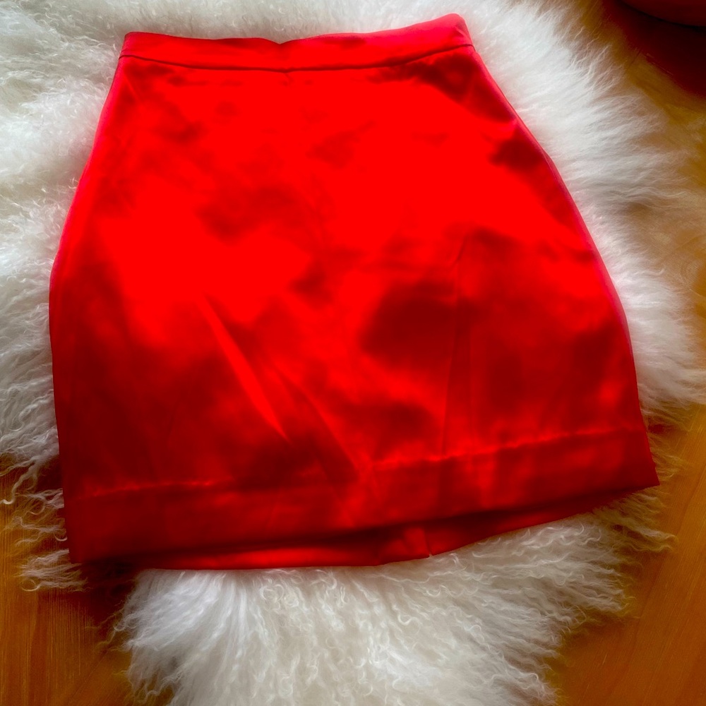Stunning Guess by Marciano lux SILK Power Res Mini Skirt in SZ 2!!